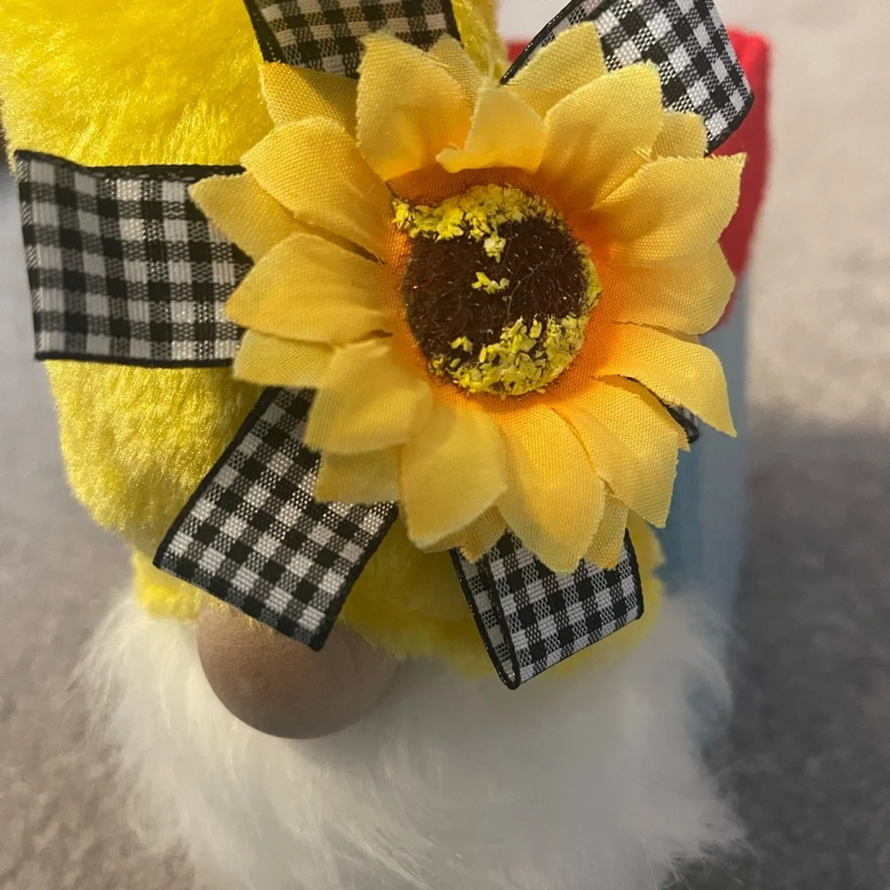 Yellow sunshine flower decoration gnomes - Picture 7 of 9